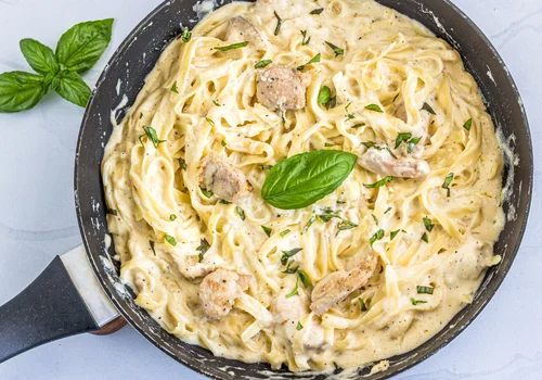 Pyszne tagliatelle z kurczakiem w delikatnym sosie śmietanowym! Włoska uczta na szybko!