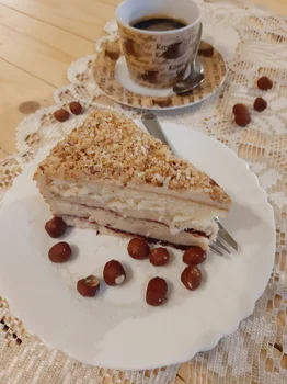 Tort chałwowy z konfiturą porzeczkową
