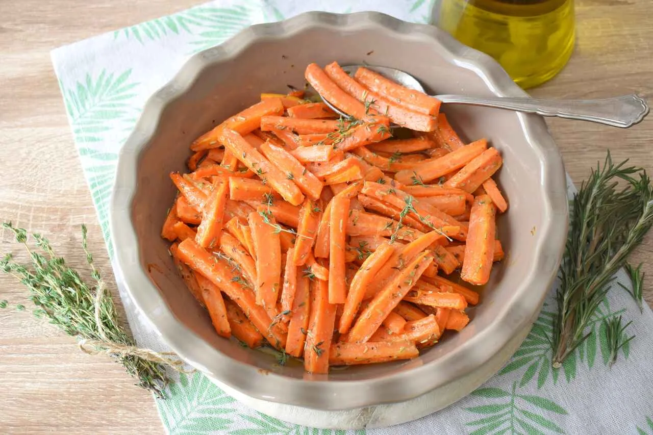 Marchew pieczona w sosie miodowo-musztardowym