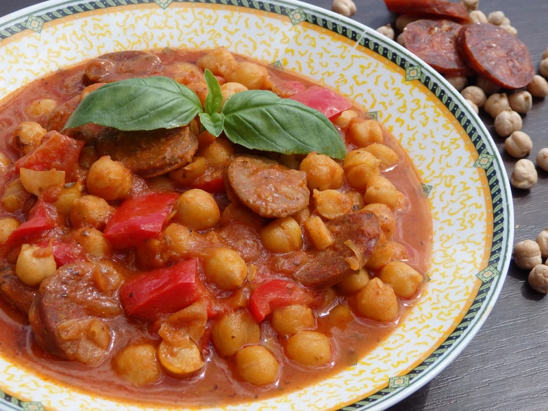 Cieciorka z chorizo w sosie pomidorowym