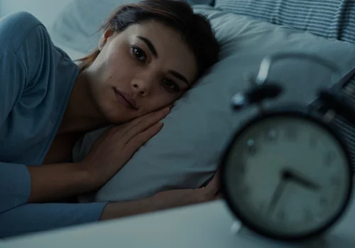 Budzenie się w nocy? Wiosna może zaburzać Twój sen