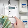 Ważna Decyzja: Dostawca Prądu Zobowiązany do Zwrotu Pieniędzy Klientom!