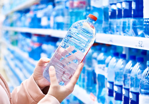 Koniec wody w plastikowych butelkach!? Zaskakujący projekt może zmienić rynek spożywczy!