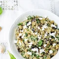 Sałatka z quinoa, szpinakiem, bakłażanem i fetą