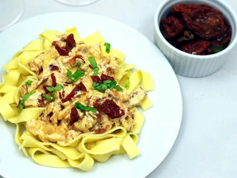 Makaron z mascarpone, suszonymi pomidorami i wędzonym kurczakiem