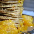 Orkiszowe placki pomarańczowe z sosem z kawałkami pomarańczy