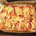 Oszukana pizza z szynką, pieczarkami i czerwoną papryką