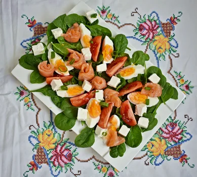 Lekka sałatka z łososiem, szpinakiem i serem
