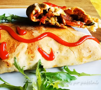 Domowa pizza calzone