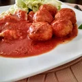 Pulpety drobiowe z ryżem i marchewką w sosie pomidorowym.