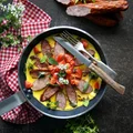 Omlet z kiełbasą podwawelską i świeżymi ziołami