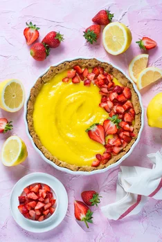 Tarta orzechowa z lemon curd i truskawkami