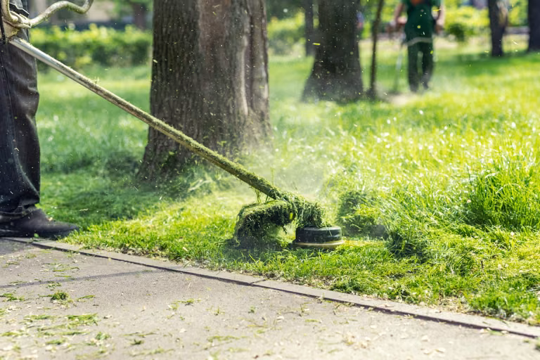 Jak dbać o podkaszarkę spalinową, aby służyła jak najdłużej?