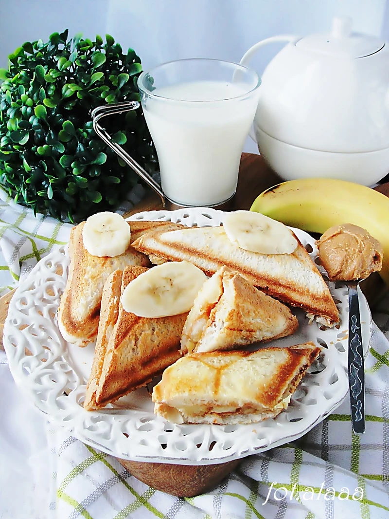 Tosty z masłem orzechowym i bananami