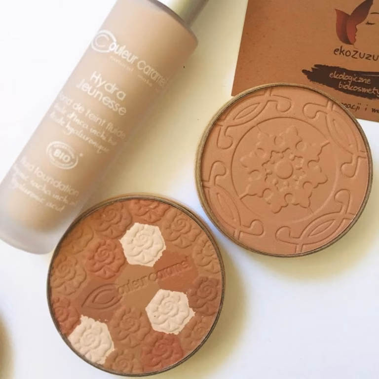 Puder, bronzer i podkład couleur caramel - naturalne zdrowe kosmetyki