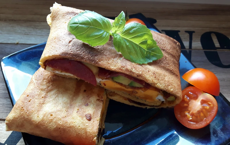 GRILLOWANY OMLET Z AWOKADO I JAJKIEM SADZONYM