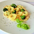 Tortellini ze szpinakiem i ricottą w sosie smietanowym