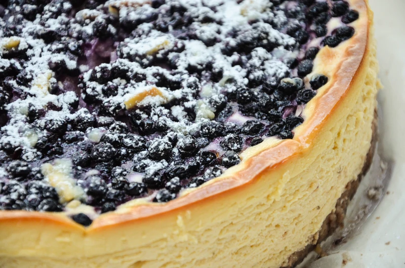 sernik waniliowy z mascarpone i jagodami