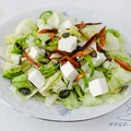 Sałatka z fetą, suszonymi pomidorami i sałatą lodową