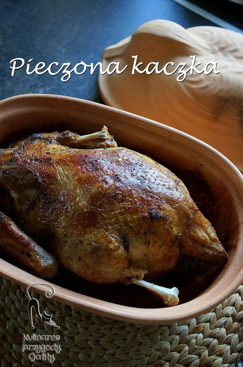 Pieczona kaczka z kaszą gryczaną i jabłkami