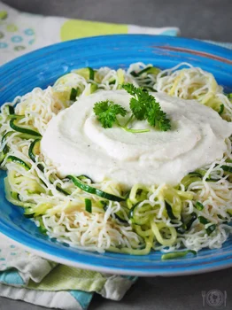 Keto spaghetti Alfredo z kalafiora (Paleo, LowCarb, Wege)
