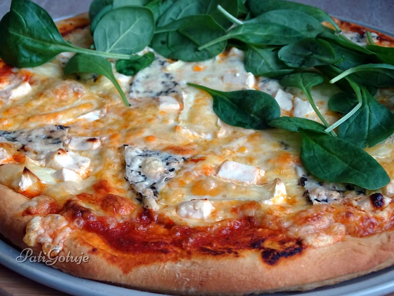 Pizza serowa ze świeżym szpinakiem