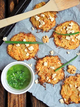 Pieczone placki ziemniaczano-warzywne z wędzonym tofu