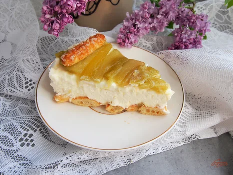 Sernik na zimno z karmelizowanym rabarbarem