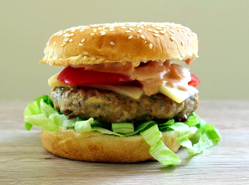 Domowe burgery drobiowe