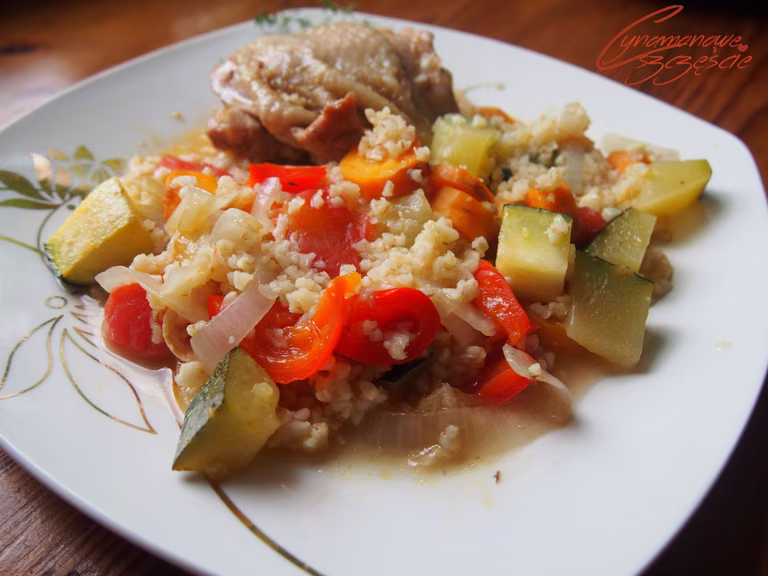 Kurczak piwczony z kaszą bulgur i warzywami