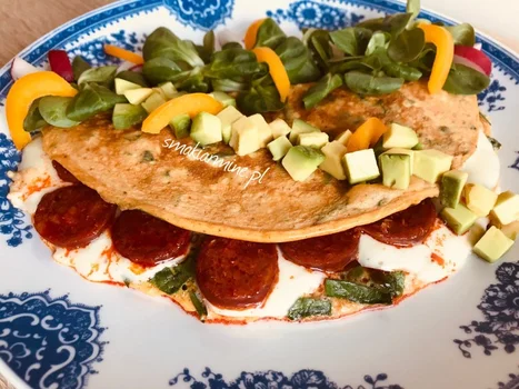 Omlet szpinakowy z chorizo i mozarellą