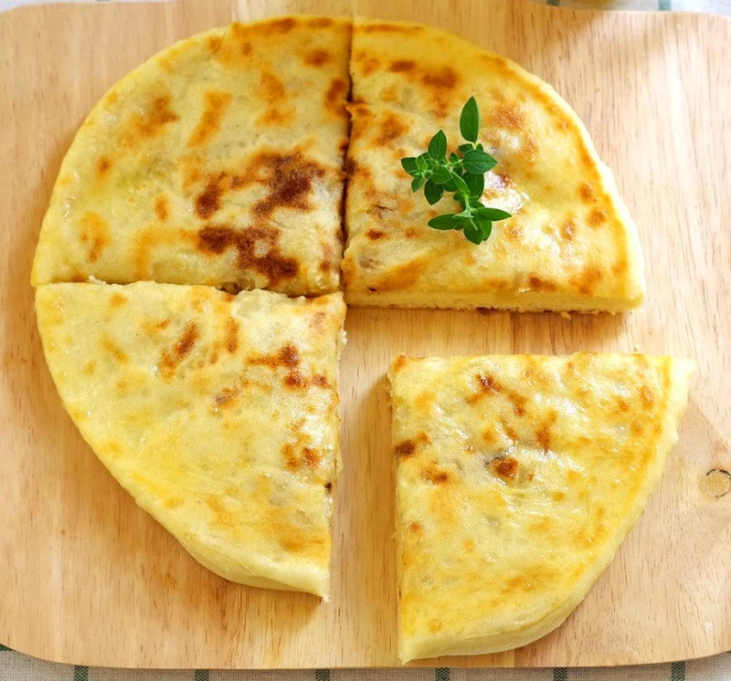 Chaczapuri z farszem ziemniaczano-twarogowym