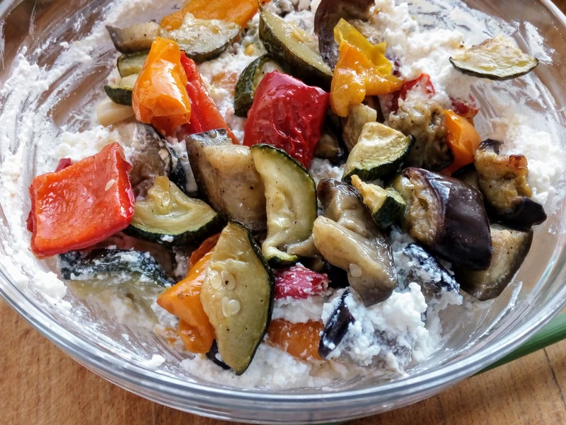 Pasta twarożkowa z pieczonymi warzywami. Idealna na śniadanie i na grilla!