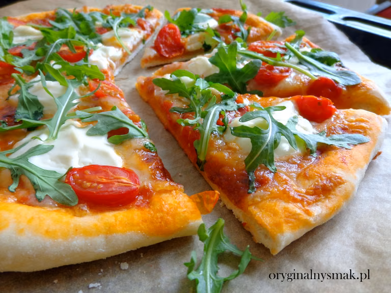 Pizza z rukolą, pomidorkami, mozzarellą i mascarpone