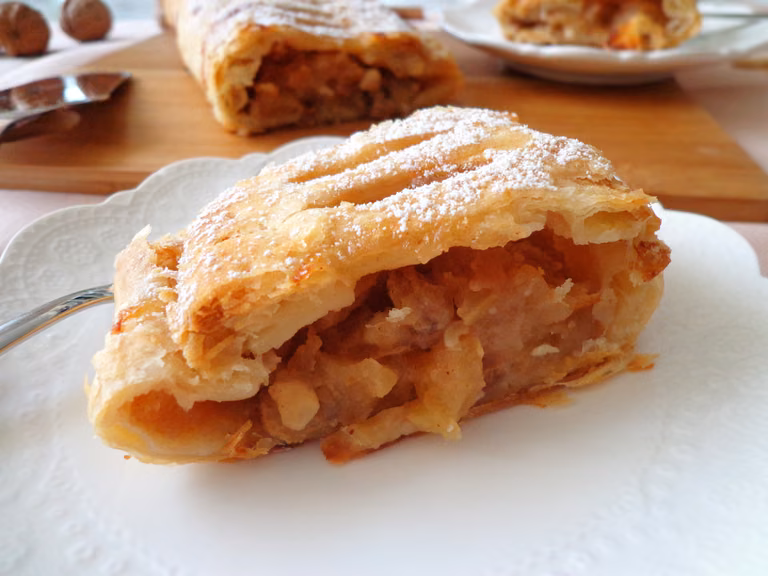 Strudel jabłkowy z ciasta francuskiego
