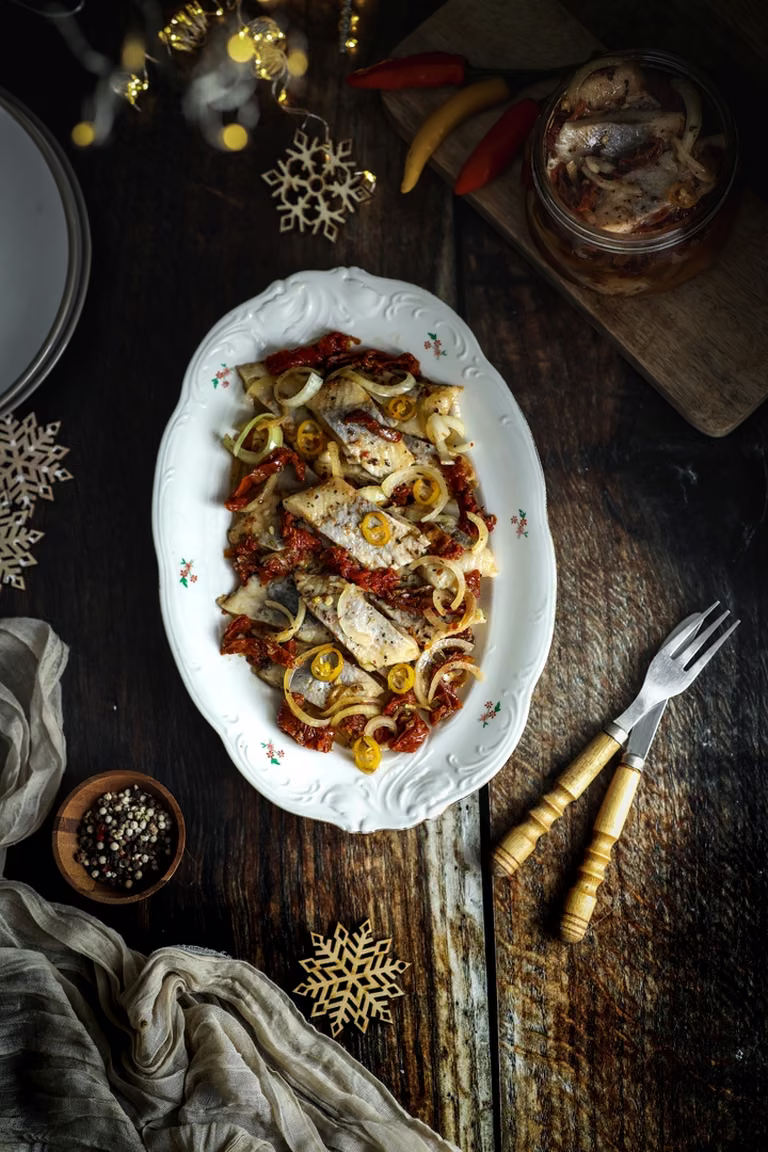 Śledzie z suszonymi pomidorami i papryczką chili
