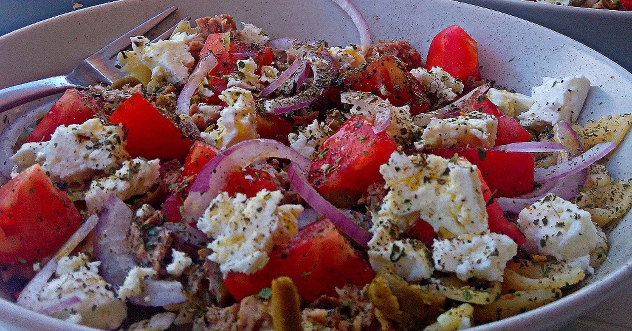 greckie inspiracje: sałatka makaronowa z fetą i tuńczykiem