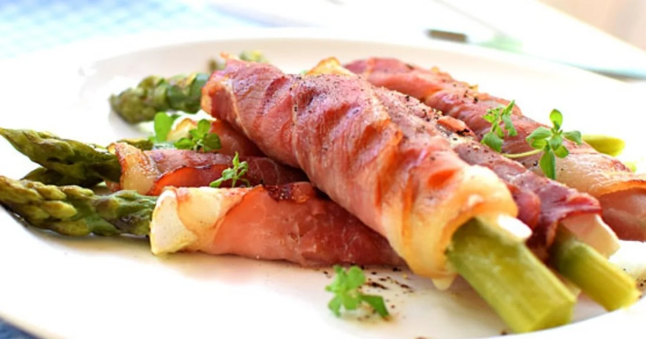 Grillowane szparagi z szynką długo dojrzewającą i serem camembert