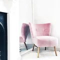 Różowy fotel