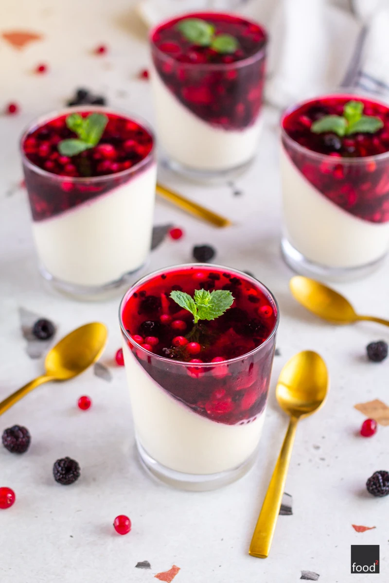 Panna cotta z galaretką z owocami lata