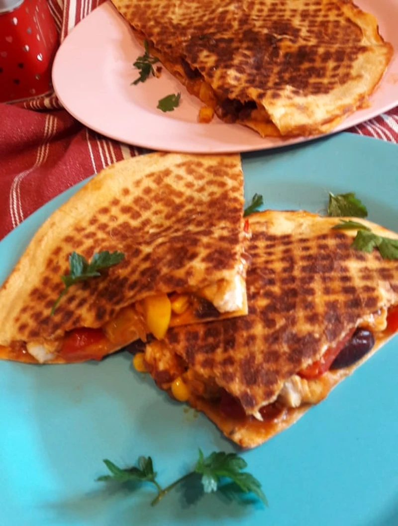 Quesadilla z farszem meksykańskim