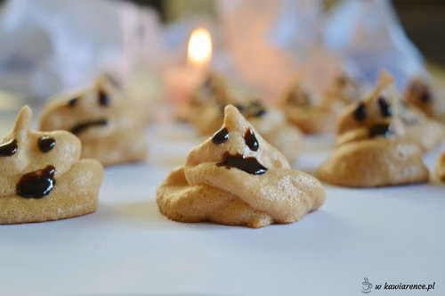 Bezowe Duszki na Halloween – domowe bezy z białek