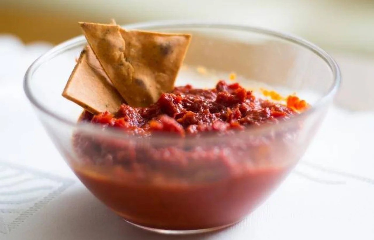 Czerwony sos pomidorowo-paprykowy do nachosów