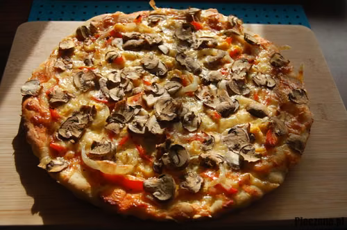 Domowa pizza z pieczarkami i szynką