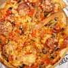 Na obiad, na imprezę. Prosta i szybka a la pizza na cienkim cieście.