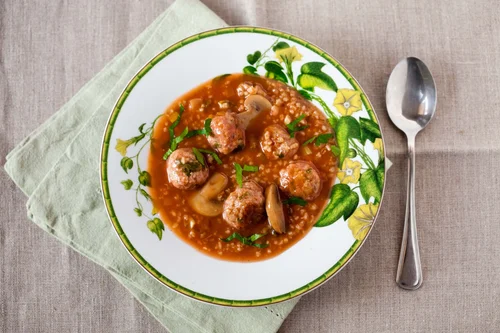 ZUPA Z KLOPSIKAMI, KASZĄ JĘCZMIENNĄ I PIECZARKAMI