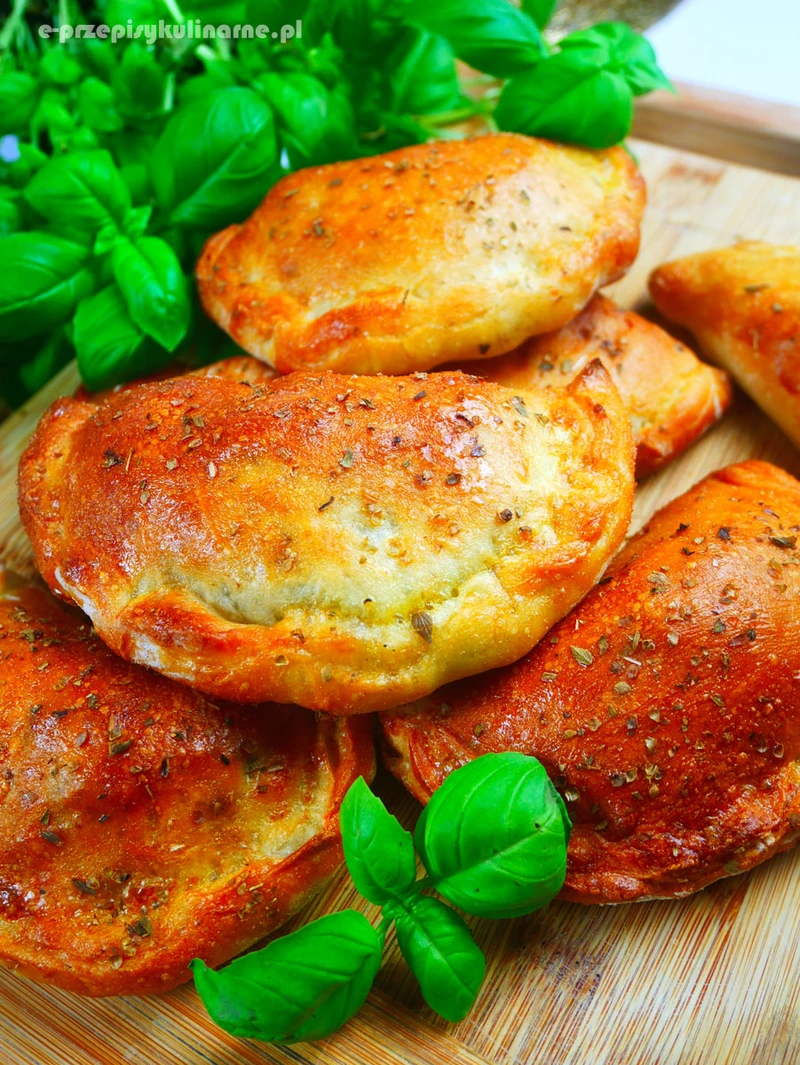 Calzone z pieczarkami i serem żółtym