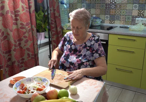 „Podarowałam wnukowi mieszkanie, a on praktycznie mnie z niego wyrzucił. Mieszkam u siostry! Czy mogę cofnąć darowiznę?” — pyta Halina [LIST]