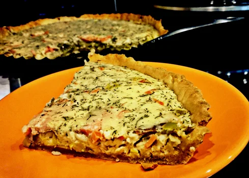 tarta z duszonym porem i łososiem