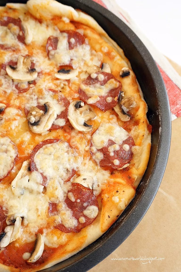 Pizza peperoni z pieczarkami
